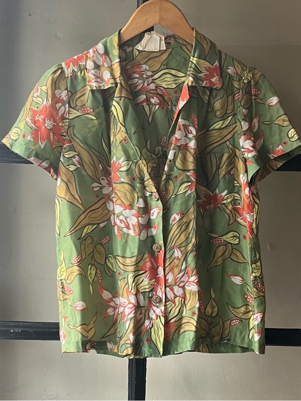 Beautiful 60’s 70’s Vintage Sunshine by Sherry Holt Hawaiian Button Up Blouse
